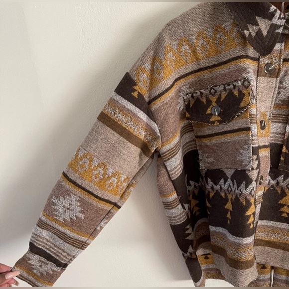 Western Aztec Southwest Western Jacket Pockets Distressed Hem Detail - Picture 5 of 10